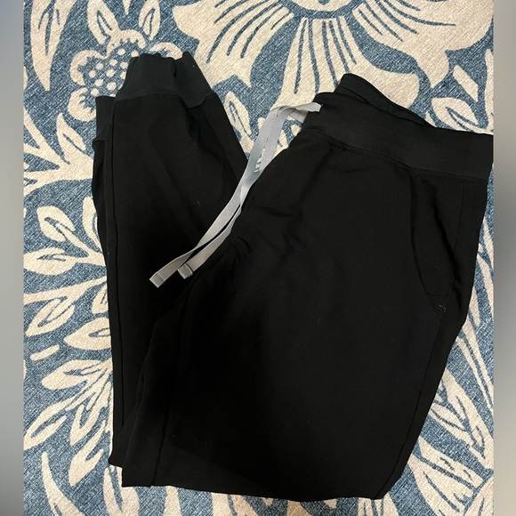 High Waisted Zamora Jogger Scrub Pants in Black size medium petite - Picture 4 of 6
